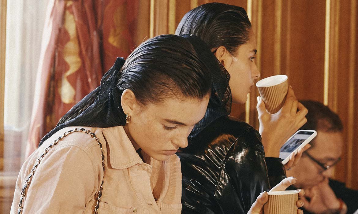 Si el wet hair va a ser uno de tus peinados para el verano, no dejes de fijarlo bien con la Laca Elnett de L’Oréal Paris.